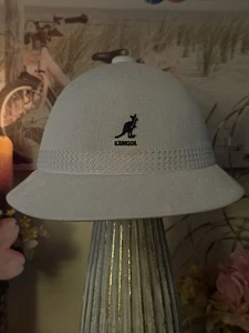 Lindo sombrero blanco Kangol talla mediana adorable ligero para cualquier atuendo - Imagen 1 de 16
