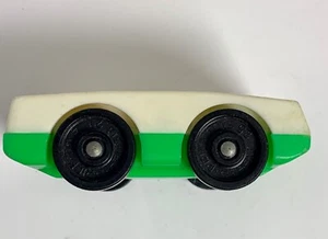 Vintage Fisher Price Little People Airport 996 weiß/grün Auto 2-Sitzer - Bild 1 von 4