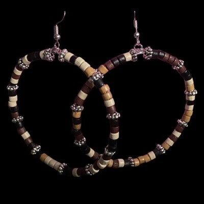 Pendientes de aro hechos a mano Crazy Mix cuentas de madera marrón tono plata 2,5" Foto 1 de 4