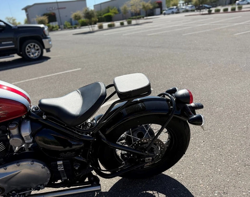 Almohadilla de asiento de pasajero trasero cojín portaequipajes 4 Triumph Bonneville Bobber negro Foto 1 de 4