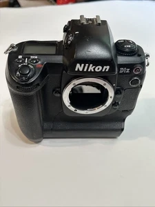 Appareil photo reflex numérique 5,3 mégapixels Nikon D D1X - Boîtier noir s'allume uniquement - Réparation pour pièces - Photo 1/8