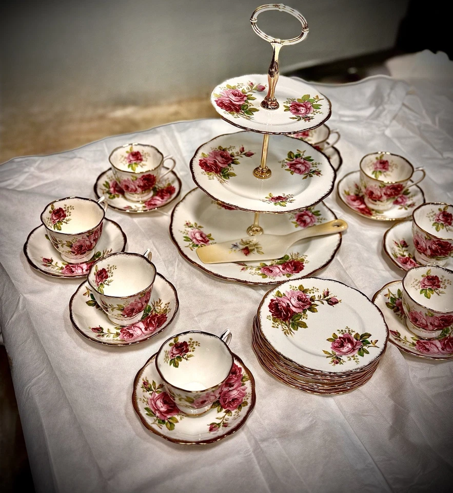 Royal Albert, American Beauty, 8 чайных чашек и блюдец, 8 пустынных тарелок, сервировочный поднос - Изображение 1 из 4