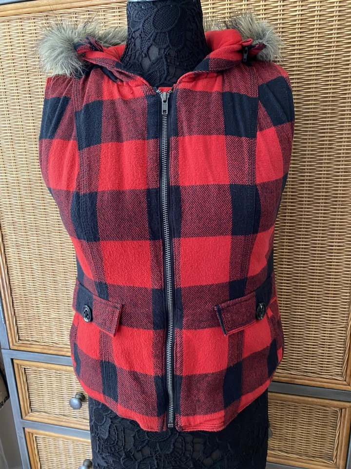 MOSSIMO RED AND BLACK CHECKED VEST FAUX FUR TRIM HOOD ZIP CLOSURE SZ MED - Image 1 of 4