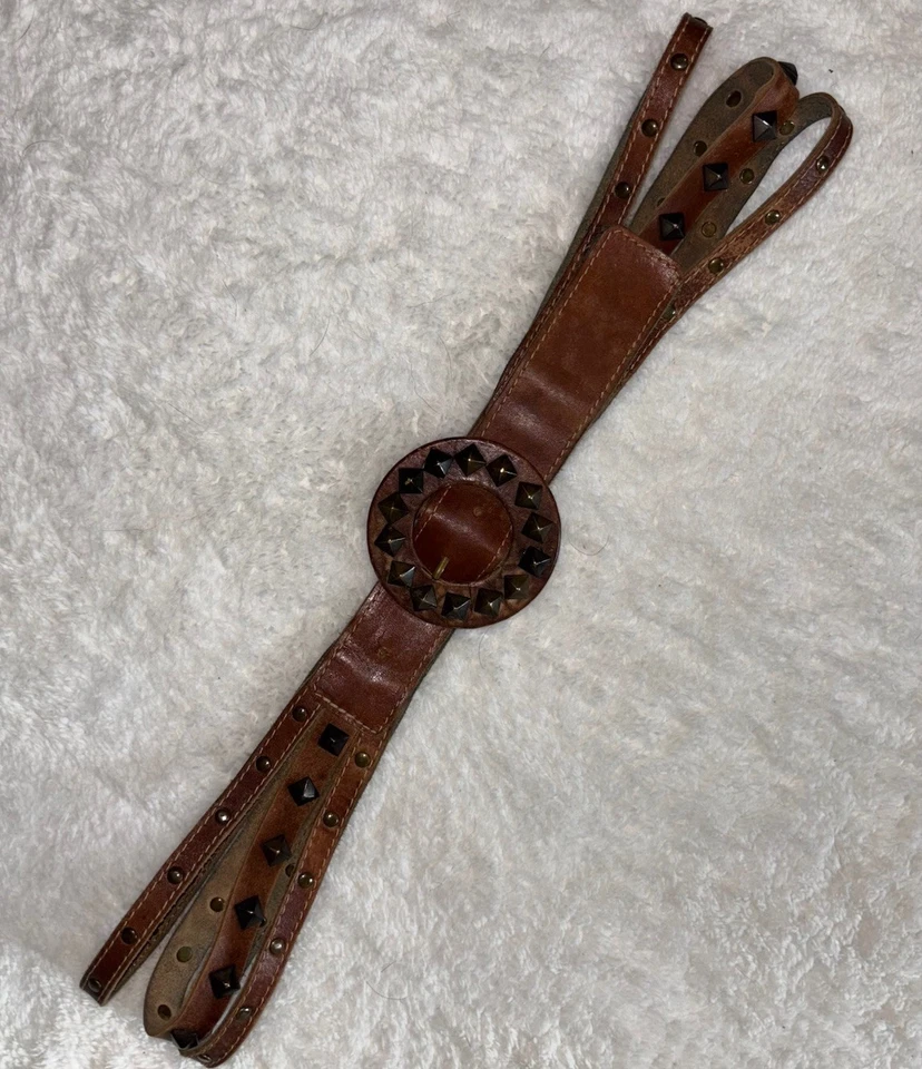 Tachuelas de cinturón de cuero marrón Betsey Johnson de latón talla grande Foto 1 de 4