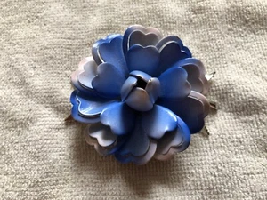 Prendedor/broche flor esmalte azul Coro - Imagen 1 de 2
