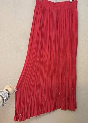 Maxi falda roja Stonebridge arrugada escoba con cintura elástica y tachuelas en el dobladillo. M Foto 1 de 4