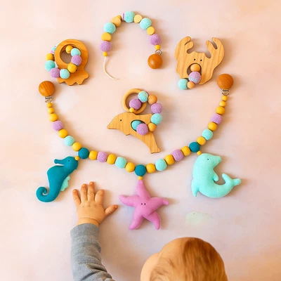 Caja de regalo de sonajero de ganchillo para bebé kit de sonajero de madera chupete clip hecho a mano Foto 1 de 4