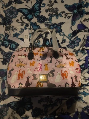 NUEVO CON ETIQUETAS Disney Dooney & Bourke Cats AP Portapases Anuales Cartera Bolso de Mano PLÁSTICO ORIGINAL Foto 1 de 4