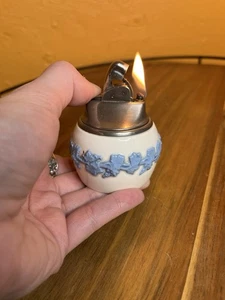 Encendedor de mesa vintage de follaje Wedgwood de Etruria y Barlaston hecho en Inglaterra - Imagen 1 de 4