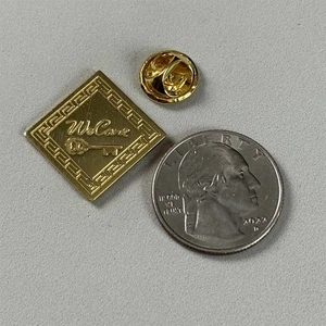 Pinback vintage Kmart Employee Award We Care emblema clave tono dorado #56021 - Imagen 1 de 3