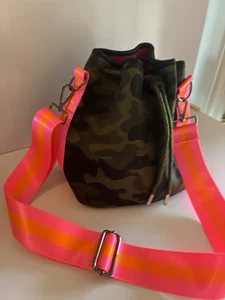 Haute Shore ZOE Camo Neopren Kordelzug Bucket Handtasche - Bild 1 von 5
