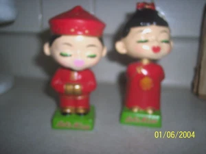 De colección "Let's Kiss Pareja Asiática" Cabeza Bobbling Asintiendo Imán Labios, Bancos - Imagen 1 de 9