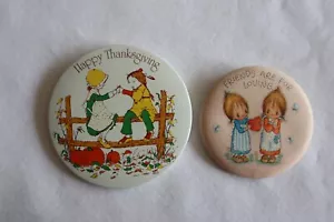 Vtg Pinback Button American Greetings Holly Hobbie Thanksgiving Hallmark Friends - Picture 1 of 8