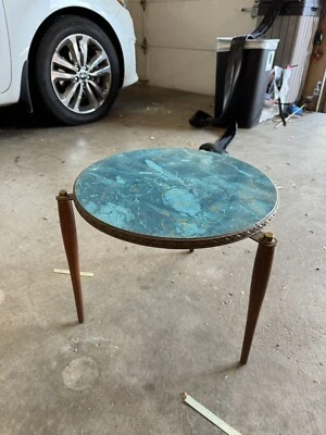 Tres mesas redondas apilables de mediados de siglo modernas azules/doradas patas de nogal Foto 1 de 4