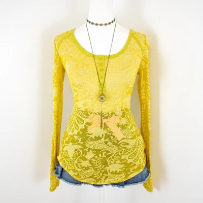 Blusa Henley Intimately Free People amarela amarga transparente damasco burnout manga longa - Imagem 1 de 4