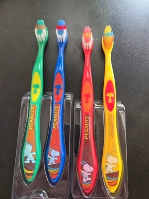 Peanuts Snoopy Kids Toothbrushes Set of 4 Brand New 2009 NOS - Image 1 of 4