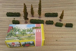 Lots of miniature train pieces, Faller miniature tree box, old French toys - Picture 1 of 1