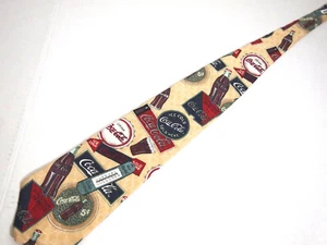 Coca-Cola Herren Krawatte Krawatte Novely Memorabilia Kronkorken Schilder Glas Seide 57" - Bild 1 von 4