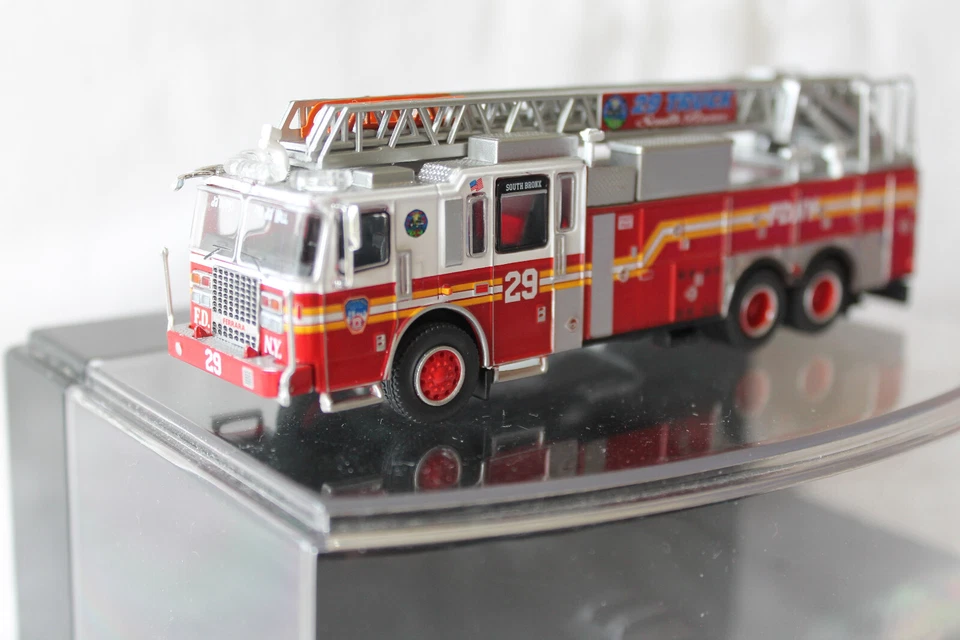 PCX87: 870689 - 870693 Ferrara Ultra, Feuerwehr Neu York - versch. Ausführungen