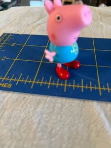 GEORGE PIG (PEPPA PIG'S BROTHER) SPIELFIGUR - CA. 2 1/2 ZOLL GROSS - GEBRAUCHT - Bild 1 von 4