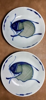 Par de platos antiguos japoneses de pescado de porcelana Arita - siglo XIX azul y blanco Foto 1 de 4