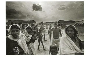 AK Thomas Hoepker, Foto "Dorfbewohner betteln um Essen" 1967 Bihar Indien postfrisch - Bild 1 von 1