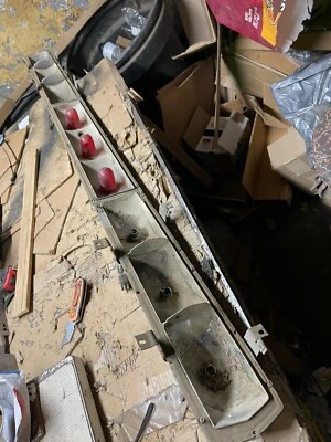 1964 Ford Thunder Bird carcaça de lanterna traseira com fiação A - Imagem 1 de 4