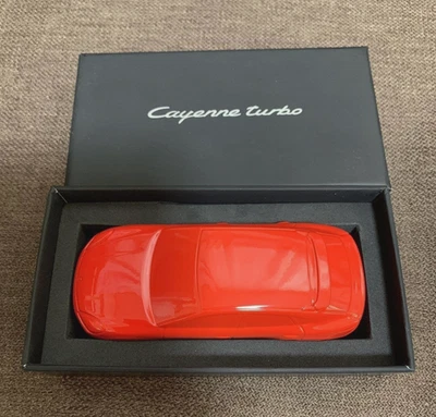[Inutilizzato] Porsche Cayenne Turbo fermacarte auto in metallo rosso con... - Immagine 1 di 4