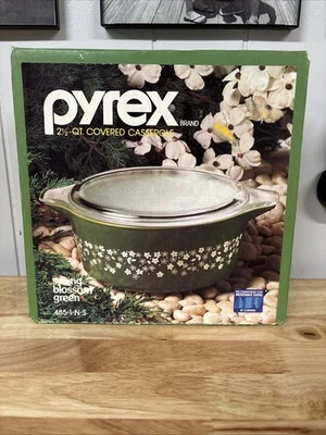 VINTAGE PYREX SPRING BLOSSOM GREEN 2.5 QT COVERED CASSEROLE NEW IN BOX 485-1-N-S - Image 1 of 4