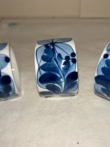 Anillo servilleta vintage de cerámica con hojas florales azules y blancas Filipinas repuesto - Imagen 1 de 4