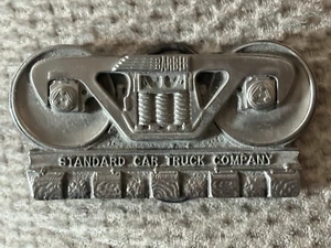 Hebilla de cinturón de peltre vintage Barber Standard Car Truck Company rara edición limitada - Imagen 1 de 3