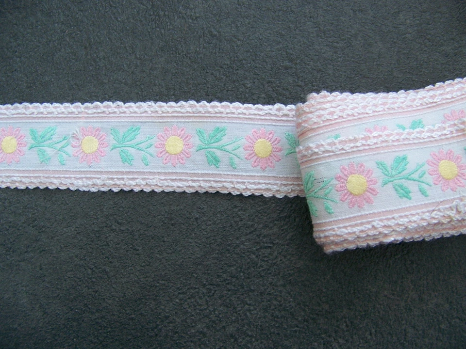 ANCIEN GALON FANTAISIE BRODE FLEURS FOND BLANC - 340 cm -  B 20 - Photo 1/1