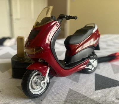 Peugeot Elyseo 125  1-18 Scale Maisto Diecast Motorcycle  - Image 1 of 4