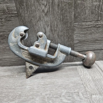 THE RIDGE TOOL CO. RIDGID NO. 00 3/16 TO 1 1/8" O.D PIPE CUTTER Vintage - Image 1 of 4