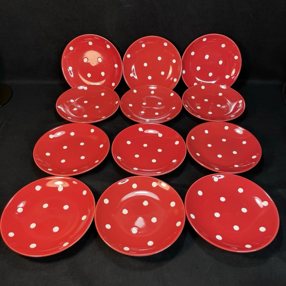 (12) Platos de lunares rojos y blancos de 6" de Signature Housewares Foto 1 de 4