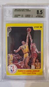 1986 Star Court Kings KAREEM ABDUL-JABBAR #2 HOF LA LAKERS GIALLO BGS 8,5 QUASI NUOVO-MT+ - Foto 1 di 2