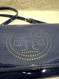 Tory Burch Crossbody Clutch Lackleder dunkelblau senfgelb gefüttert Logo - Bild 1 von 22