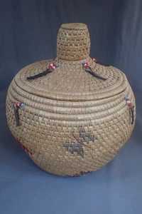 VINTAGE LARGE ALASKA NATIVE AMERICAN ESKIMO COILED GRASS BASKET WITH BEADS & LID - Picture 1 of 6