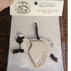 Adorno de Navidad de madera pintado a mano por Flappers & Floppers - Imagen 1 de 5