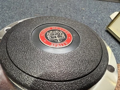 Insignia central esmaltada Austin Healey Sprite RUEDA CROMO BOSS, Inc MOUNTNEY - Imagen 1 de 4