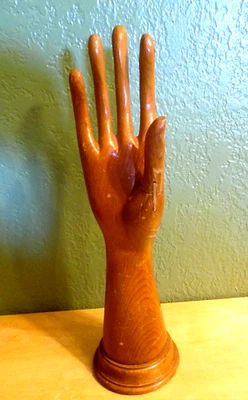 ANTQ EARLY 1900'S HND CRVD WD MANNEQUIN HAND W/JOINTED THUMB GLOVE STORE DISPLAY - Изображение 1 из 4