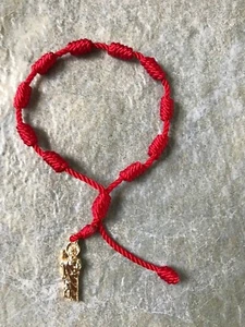 Pulsera de nudo ajustable Rojo hecha a mano con San Judas Tadeo oro laminado - Bild 1 von 3