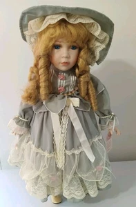 "Muñeca de porcelana de colección con soporte recuerdos coleccionables 24"" Caroline" - Imagen 1 de 14