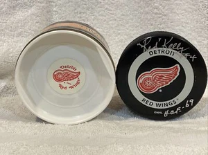 VINTAGE Red Kelly #4 HOF 69 AUTOGRAPHED Detroit Red Wings Trench Puck, NICE! - Picture 1 of 5