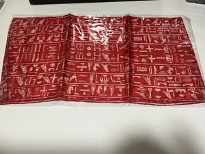 Vintage The British Museum London roter Seidentuch mit ägyptischen Hieroglyphen neu - Bild 1 von 4