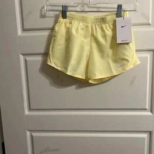 Nike Dri-FIT Tempo Girls Yellow Athletic Shorts Lined 6X NWT 327358 - Picture 1 of 3