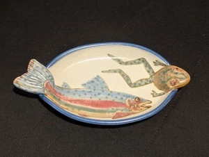 Vassoio da portata ovale Allen Williams Art Pottery Trout & Frog 3D firmato 121/4" x 63/4" - Foto 1 di 6
