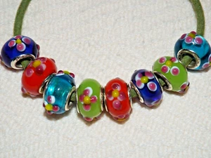 Europäisches Bettelarmband mit 8 bunten Charms: Aqua, Blau, Grün & Orange-Rot - Bild 1 von 9