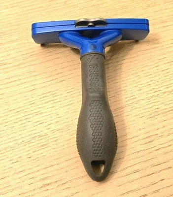 Herramienta de desprendimiento de capa inferior FURminator para perros grandes con pelo largo Foto 1 de 4