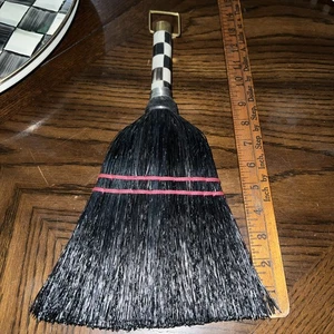 Mackenzie Childs Courtly Check Schneebesen Besen Wandbehang Dekor Rentner handgehalten - Bild 1 von 7